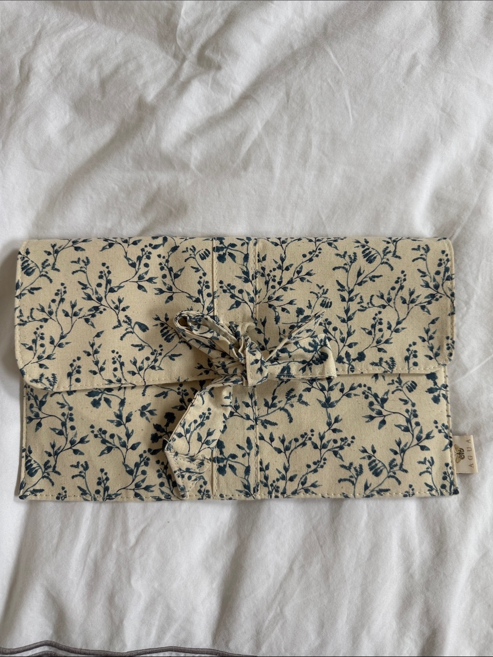 Floral pouch for a swimsuit Agua by Agua Bendita in Cream and Navy